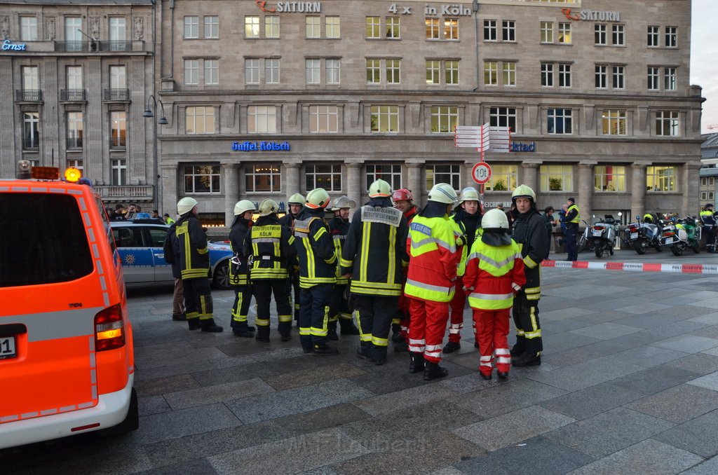 Einsatz BF Aktivisten auf Geruest vom Koelner Dom P016.JPG - Miklos Laubert